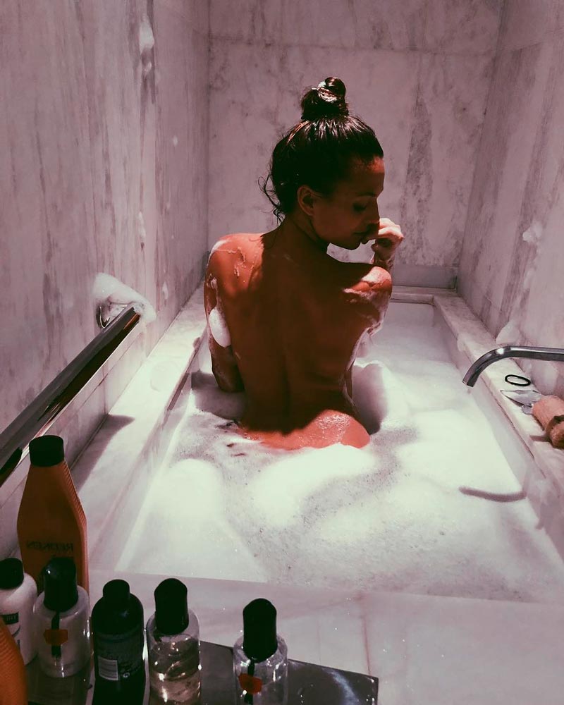 Elisa Mouliaa Desnuda Ducha Instagram