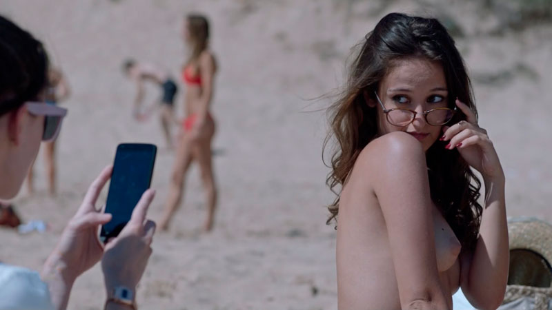 María De Nati Topless Playa Serie Verdad Telecinco 3