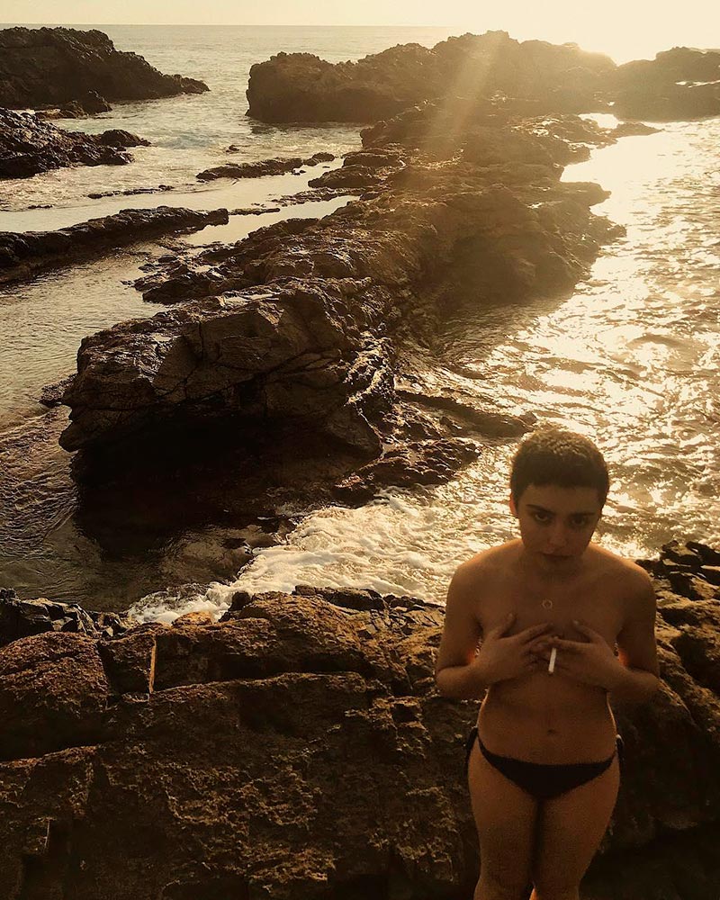 Carla Díaz Fotos Topless Playa Vacaciones