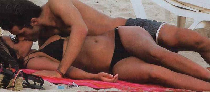 Nani Gaitán Beso Pareja Playa