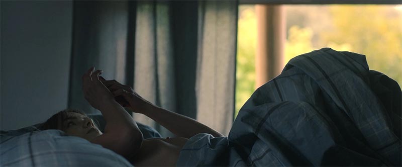 Clara Galle Escenas Cama Través Ventana Netflix