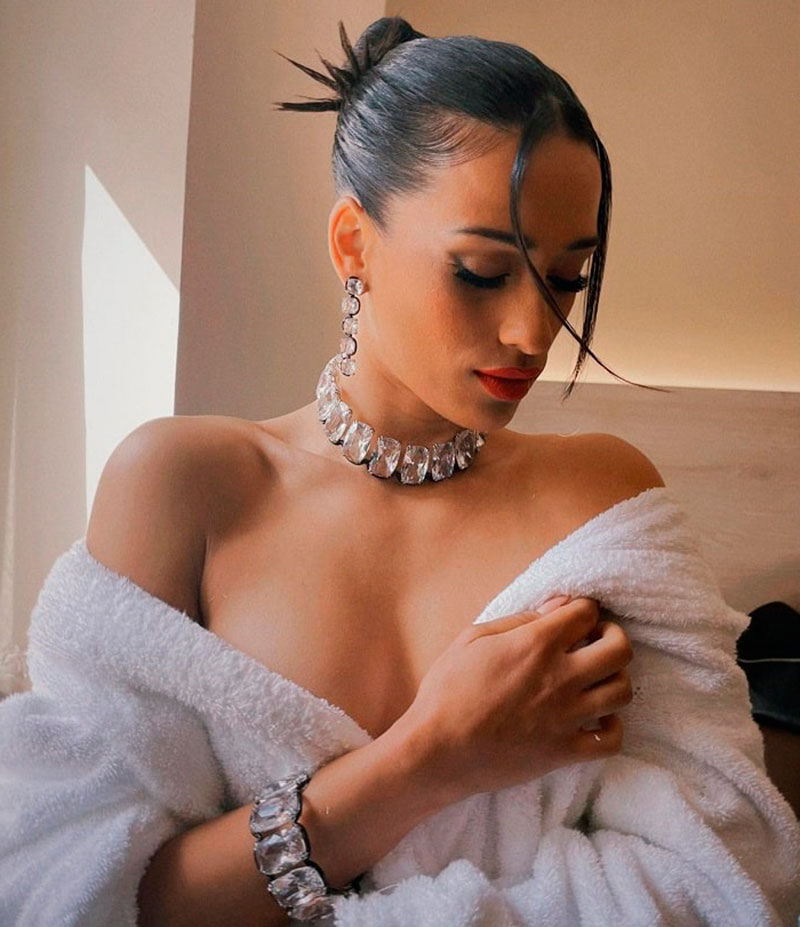 Chanel Terrero Escote Vestido Guapa Cantante Cubana