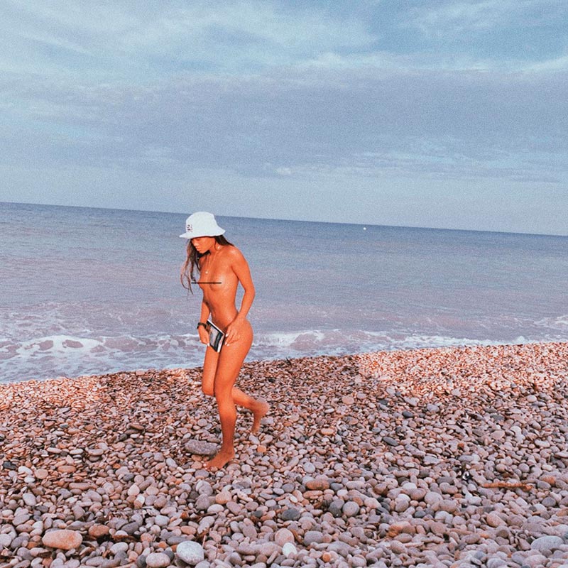 Nona Sobo Topless Desnuda Playa
