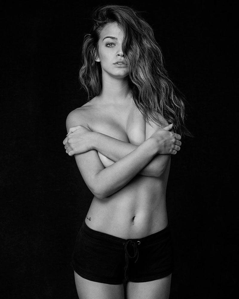 Laura Escanes Topless Posado Erótico 7