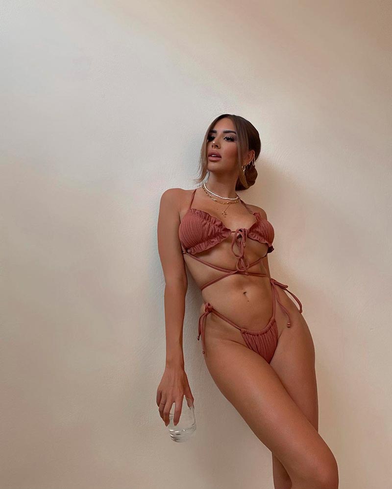 Marina García Bikini Semidesnuda Fotografía Erótica 11