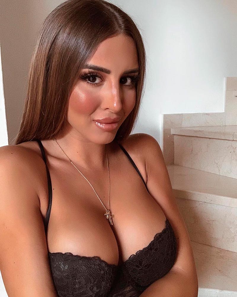 Marina García Sujetador Tetas Grandes Apretadas