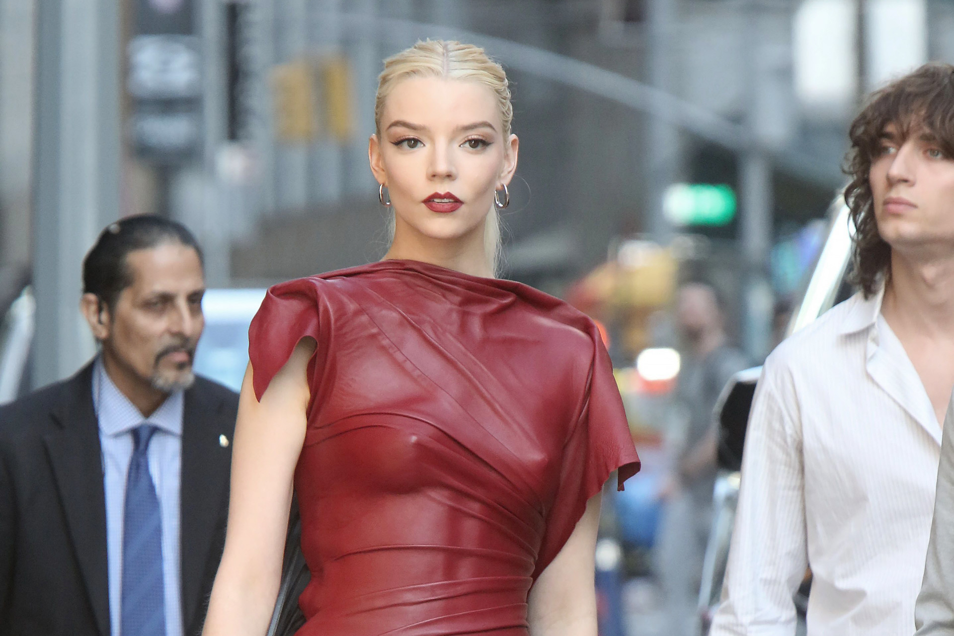Anya Taylor Joy Acude Al Programa De Stephen Colbert En Nueva York